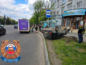 В Луганске проводят проверку по ДТП с приземлившимся на остановке автомобилем