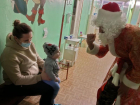 Школьники из ЛНР нарядились в Деда Мороза и Снегурочку и поздравили маленьких пациентов местной больницы 