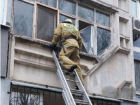 В Луганске пожарные помогли горожанке попасть к годовалой дочке, оказавшейся взаперти в квартире