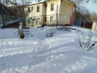 В Луганске люди сами вынуждены чистить снег