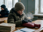 Дети-«грелки» обогревают ледяные классы школы в Алчевске ЛНР