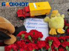 «Им все равно нас всех не запугать!»: письмо со стихотворением луганчанки оставили на мемориале в столице ЛНР 