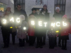 Первоклассники из Луганска вместе с сотрудниками ГИБДД раздали прохожим пешеходные светоотражатели 