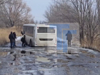 Подаренный ЛНР новый автобус провалился в яму в Краснодоне: движение по дороге было перекрыто
