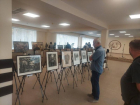 Смерть родных, подрывы церквей и уход мужчин на фронт: художники Луганска представили выставку картин в Мариуполе