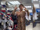 Видео с директором магазина из ЛНР в леопардовом наряде и с женскими трусами завирусилось в интернете