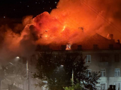 В Луганске горит крыша многоквартирного дома