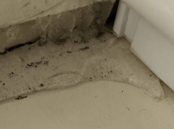 Жители Алчевска показали наледь в замерзших квартирах