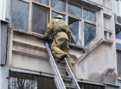 В Луганске пожарные помогли горожанке попасть к годовалой дочке, оказавшейся взаперти в квартире