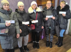 Многодетные семьи в ЛНР получили 273 удостоверения