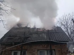 Спасатели МЧС отстояли постройки на частном подворье в ЛНР