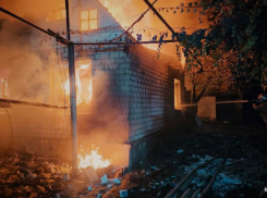 Огонь испепелил дом и гараж в Свердловске