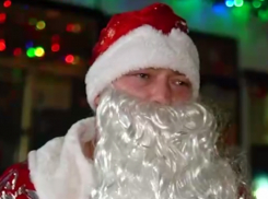 Водитель маршрутки в костюме Деда Мороза стал звездой Луганска, видео