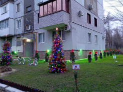 Луганчане, которые украсили дом на квартале Гагарина, получили подарки от Администрации города