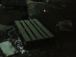 В Луганске больше недели течет вода на квартале Заречном