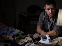 Два молодых жителя ЛНР рискуют сесть за утюг с удлинителем 