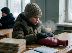 Дети-«грелки» обогревают ледяные классы школы в Алчевске ЛНР