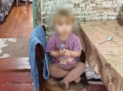 Мать бросила двух маленьких детей замерзать в неотапливаемом доме в Лутугино