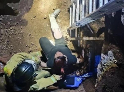 В Алчевске ЛНР спасатели достали женщину с переломом из глубокой ямы