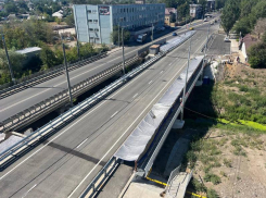 Специалисты завершают возведение моста в Луганске