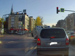 Госпитализирован водитель перевернувшейся в Луганске скорой