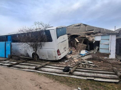 Ребенка и его маму госпитализировали после тарана автобусом их дома в Марковке