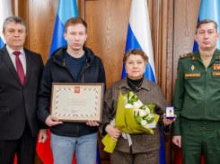 Леонид Пасечник вручил Звезду Героя России семье подполковника Лебедева