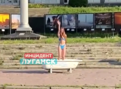 В купальнике и стоя в ванне приветствовала водителей девушка в Луганске