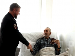 Полицейские ЛНР вручили паспорт эвакуированному из Северска прямо в больнице