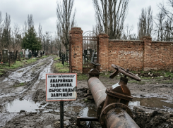 Кто «вскрыл» водовод у кладбища? В «Луганскводе» заявили о таинственном вмешательстве