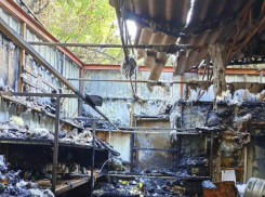 В Луганске полностью сгорел магазин в квартале Димитрова