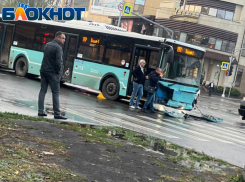 В Луганске автобус с автомобилем не поделили дорогу
