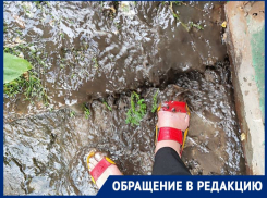 «Полтора часа к нам во двор лилась вода»: ремонт дороги на улице Тараса Шевченко в Луганске обернулся потопом