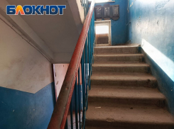 В Краснодоне ЛНР женщину избили и ограбили в подъезде дома