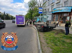 В Луганске проводят проверку по ДТП с приземлившимся на остановке автомобилем