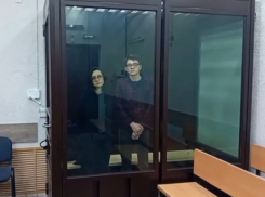 За стеклом: 15 и 13 лет – студенты ЛНР попали в «аквариум» правосудия