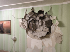 Беспилотник ВСУ атаковал многоэтажку в Кировске ЛНР