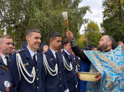 Священник благословил учеников лицея «Молодой гвардии» города Луганска на начало нового учебного года 