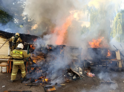 В Луганске потушили пожар на заброшенной базе