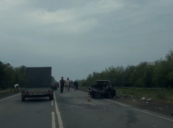 В ЛНР лихач, выскочив на встречку, устроил жуткую массовую аварию