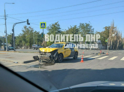 Момент столкновения автобуса и такси в Луганске попал на видео