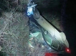 В ЛНР двух человек спасли из перевернувшейся легковушки