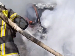 В восточной части Луганска загорелся автомобиль