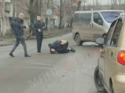 В Красном Луче ЛНР участники аварии устроили драку прямо на дороге