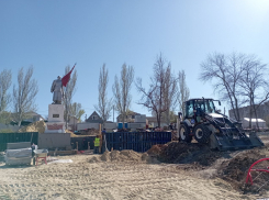 В луганском сквере Советскому солдату кипит работа