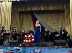 Артисты Луганской филармонии устроили праздник в Хрящеватом к Дню народного единства