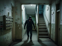 В подъезде ограбили луганского пенсионера