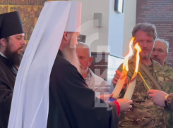 В Луганск доставили Благодатный огонь из Храма Гроба Господня в Иерусалиме