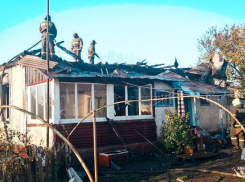 В Таловом ЛНР пожар охватил дом, спасатели отбили пламя от хозпостроек