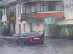 Автомобиль затопило на Херсонской в Луганске